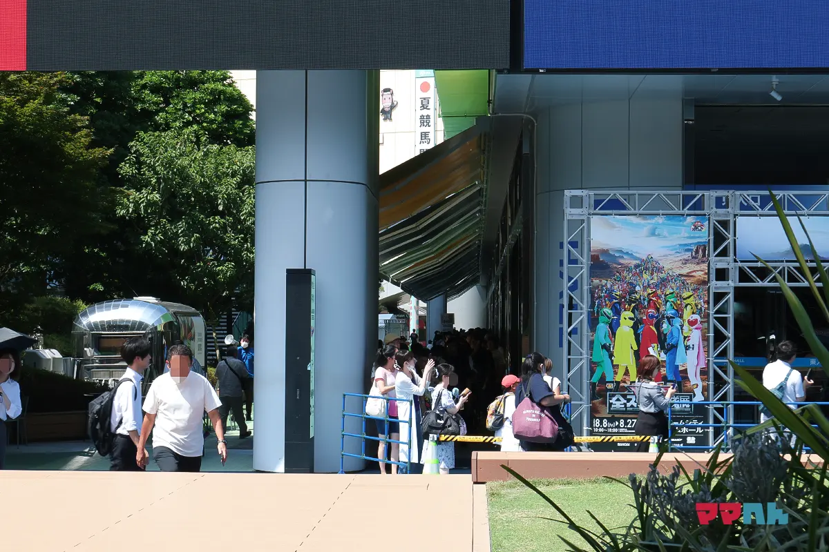 プリズムホール側の入口