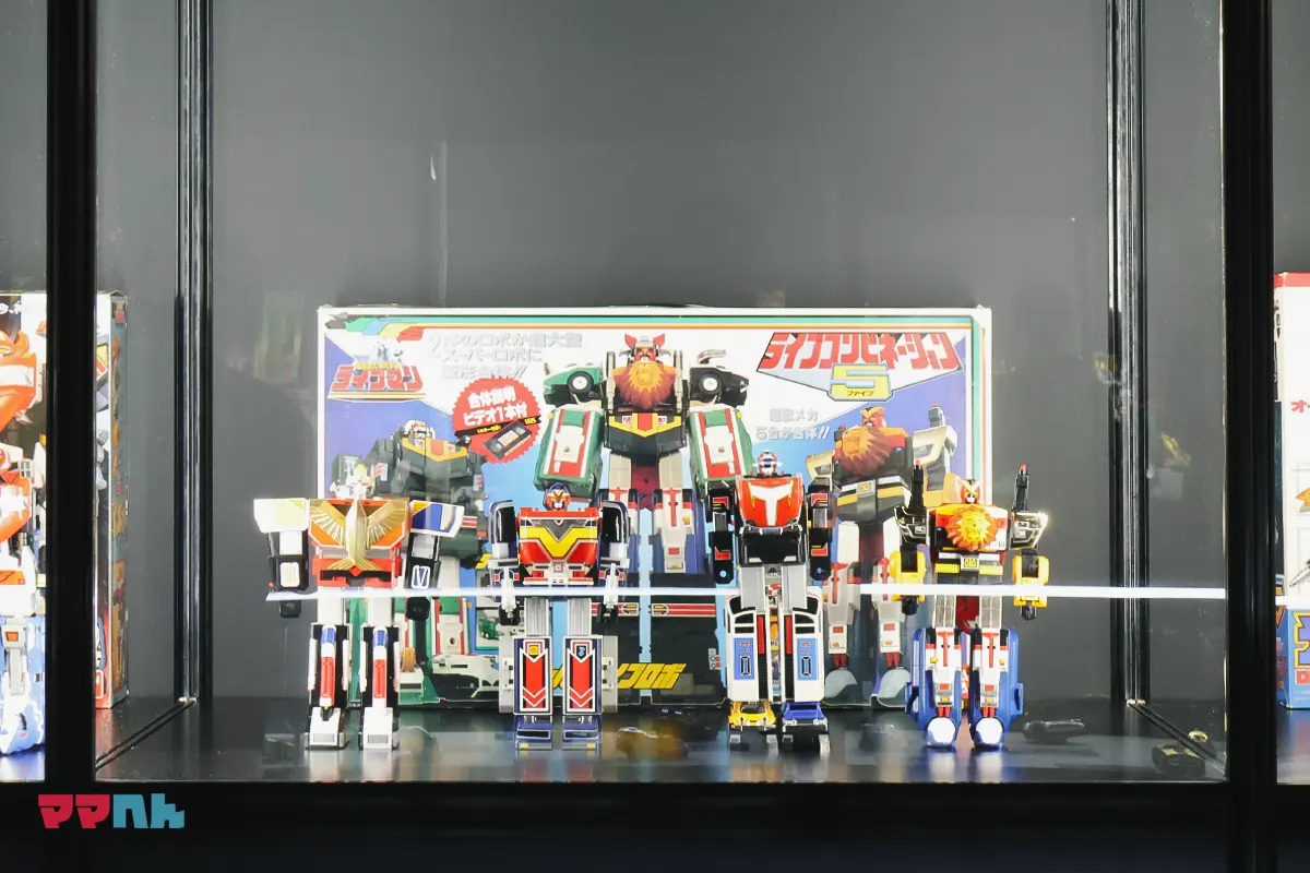 当時のおもちゃや変身グッズの展示