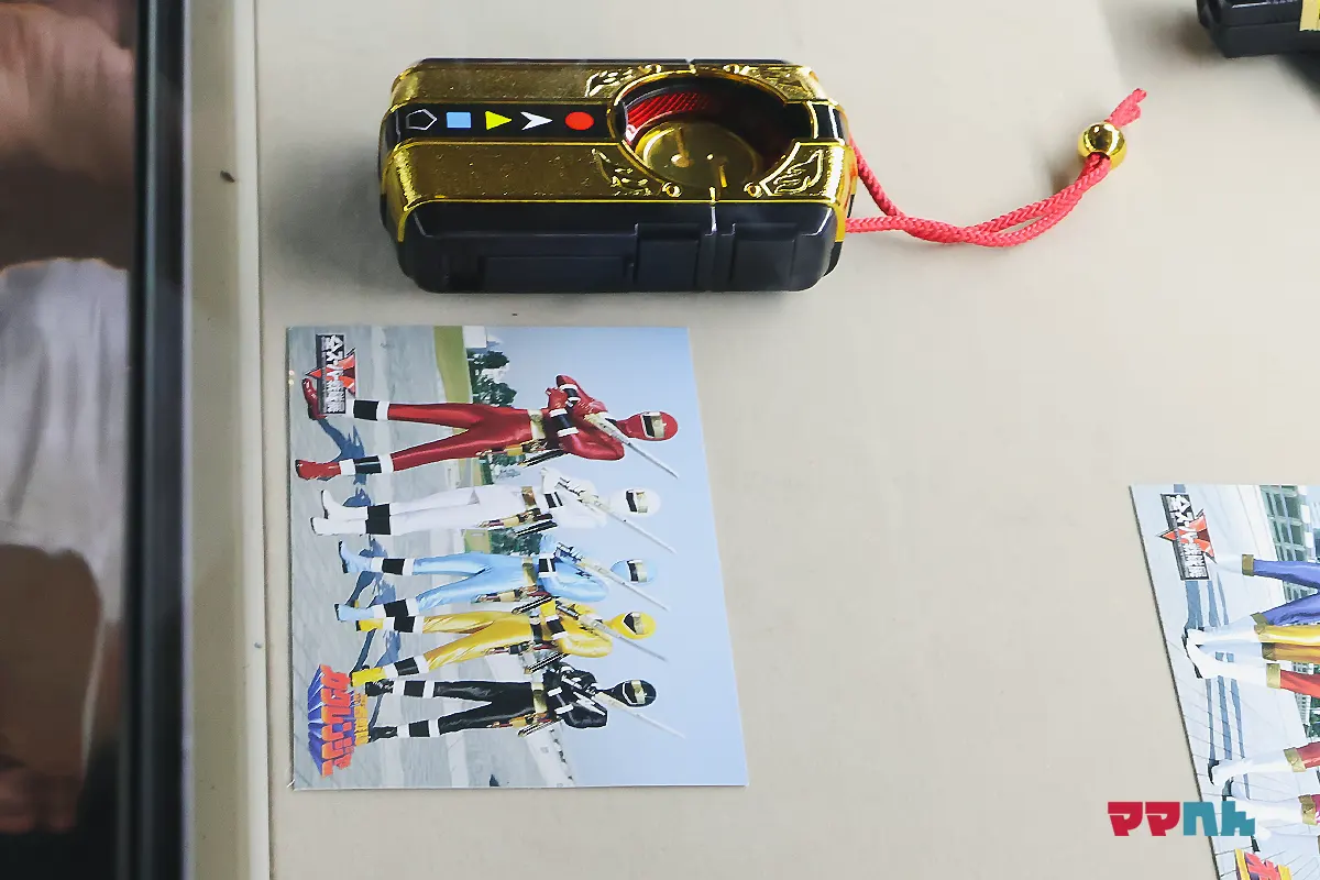 当時のおもちゃや変身グッズの展示