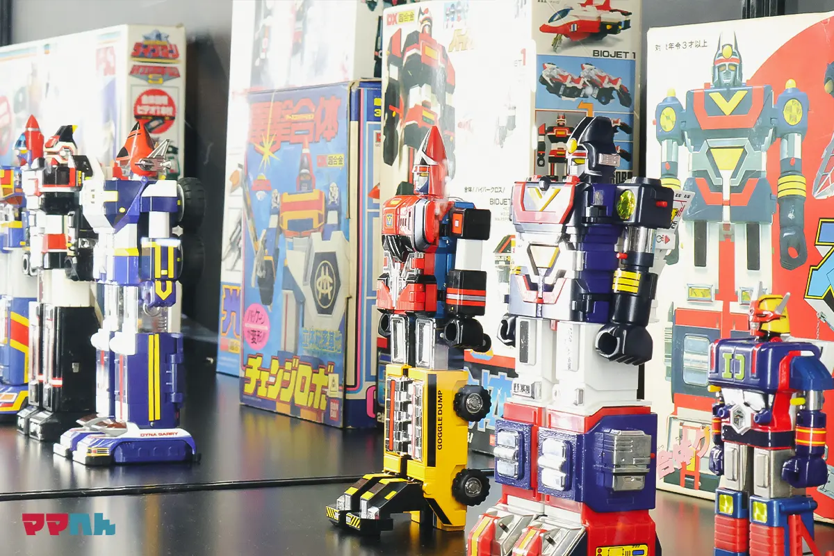 当時のおもちゃや変身グッズの展示