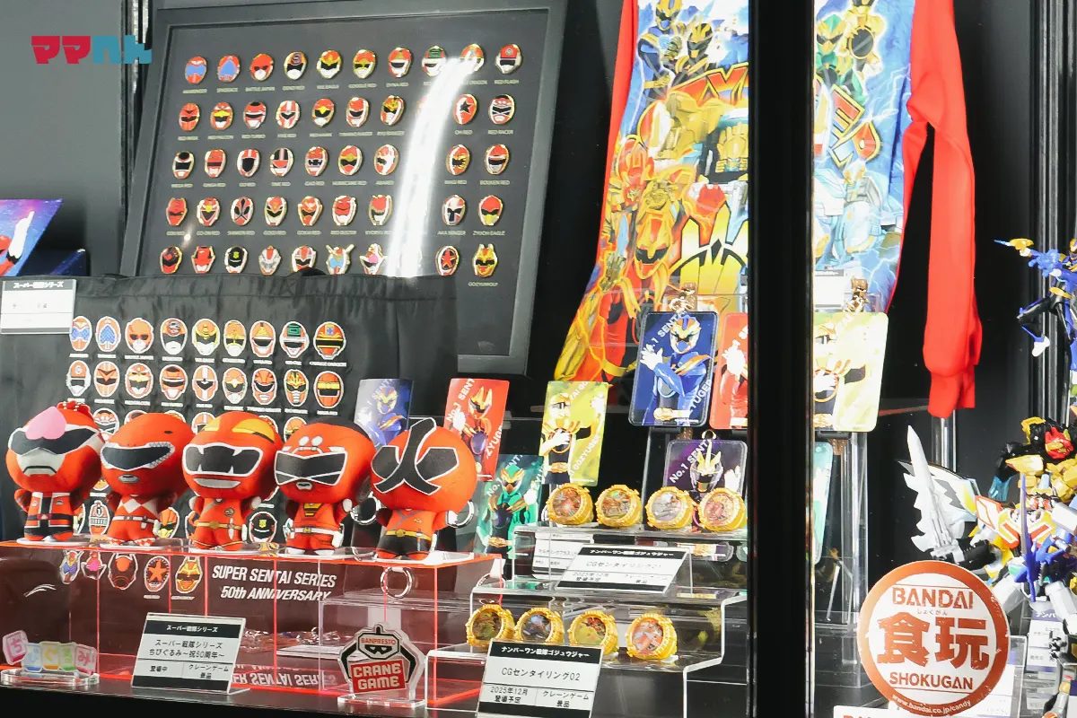 当時のおもちゃや変身グッズの展示