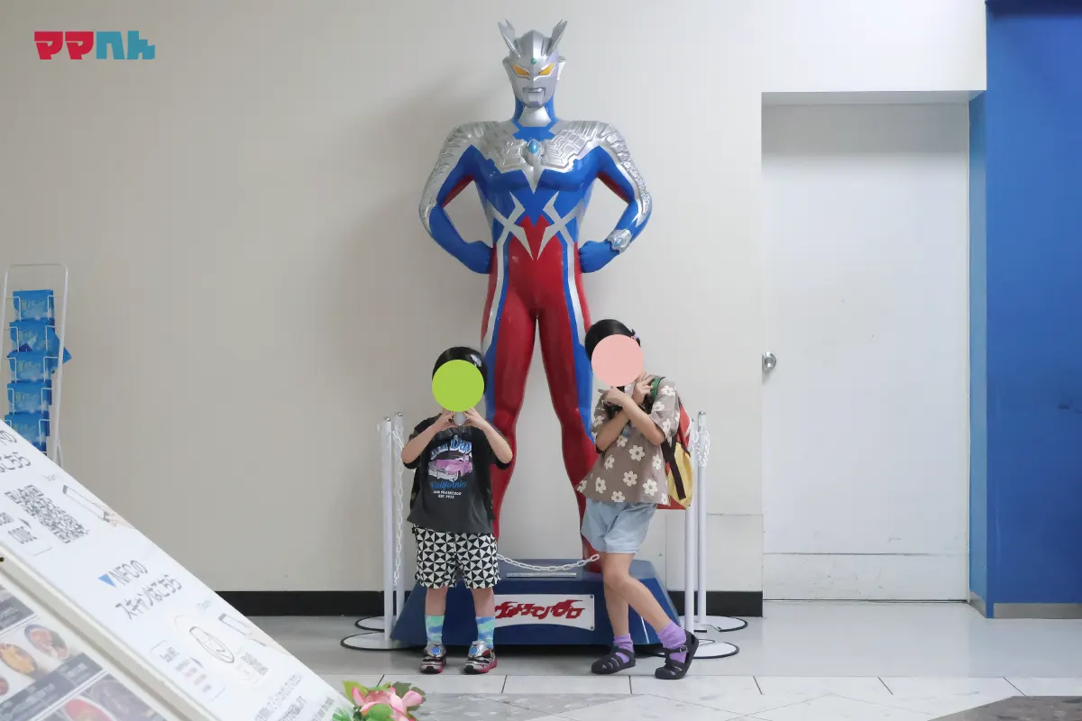 トイザらス前には迫力満点のウルトラマンゼロ
