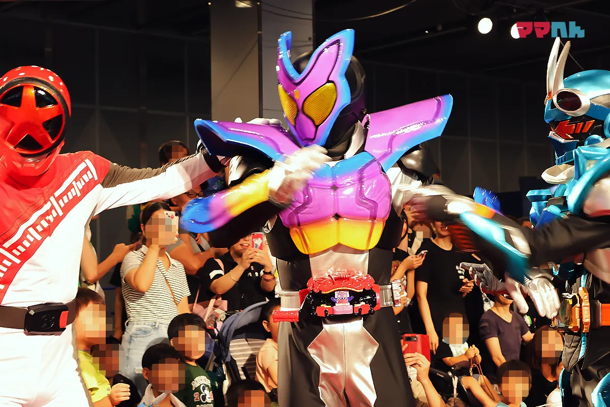 ④ 仮面ライダー×スーパー戦隊 Wヒーローパレードでのガヴ
