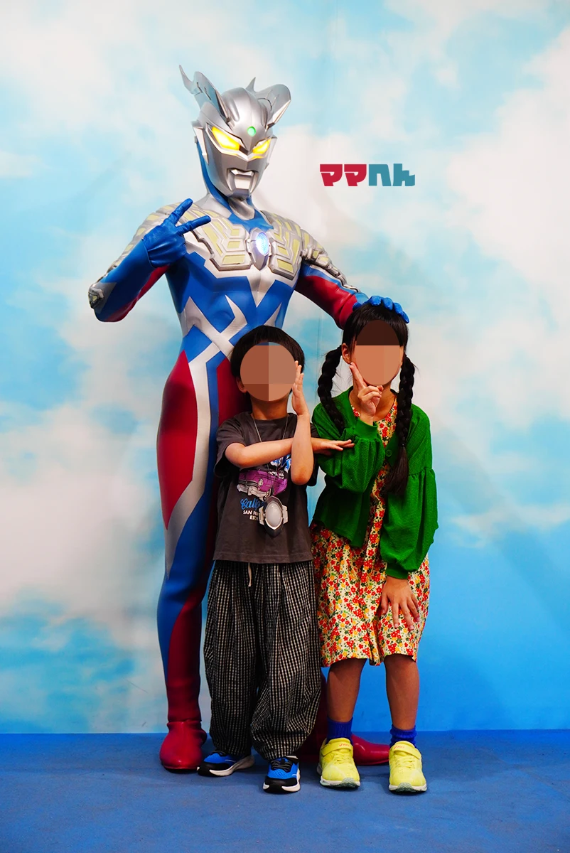 ウルサマ2026のウルトラショット優先参加権でウルトラマンゼロと撮影する子どもたち